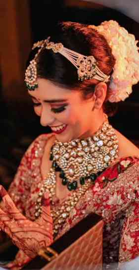 NECKLACES AND NECKLINES